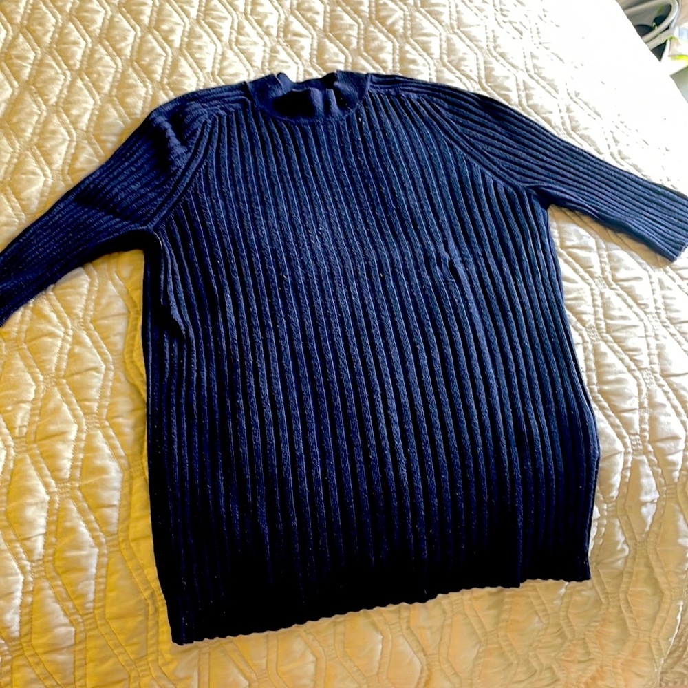 Size M- Vince, navy blue ribbed elbow length crew neck essential